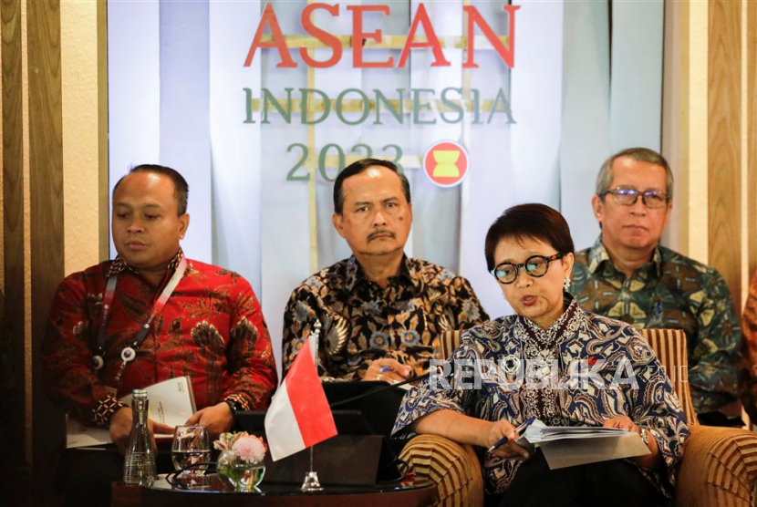 Menlu indonesia Retno Marsudi saat membuka ASEAN Foreign Ministers Meeting (Retreat Session) di Hotel Shangri-la, Jakarta, Rabu (12/7/2023). 