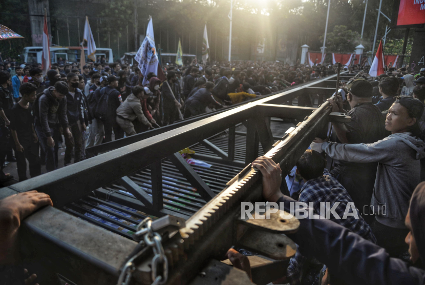 Sejumlah massa aksi saling dorong saat berunjuk rasa menolak pengesahan Revisi UU Pilkada di Gerbang Pancasila, Kompleks Parlemen, Senayan, Jakarta, Kamis (22/8/2024). Pagar Gerbang Pancasila Kompleks Perlemen roboh oleh massa aksi yang menolak Revisi UU Pilkada. Aksi menolak pengesahan revisi UU Pilkada itu diikuti mahasiswa dari berbagai universitas.