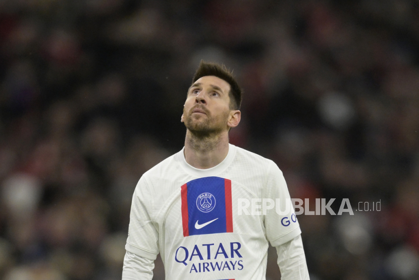 Reaksi pemain PSG Lionel Messi pada pertandingan sepak bola leg kedua babak 16 besar Liga Champions antara Bayern Muenchen dan Paris Saint Germain di Allianz Arena di Muenchen, Jerman,  Kamis (9/3/2023) dini hari WIB. 