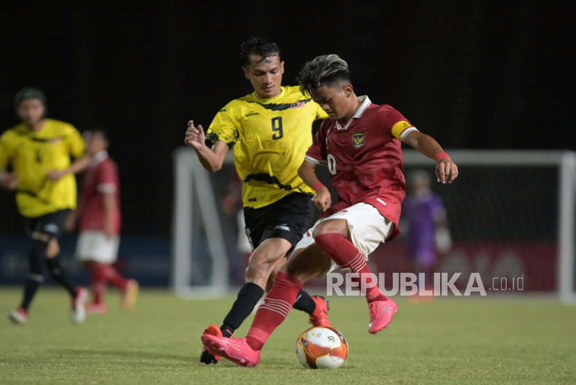 Pesepak bola Indonesia Yahya Hernanda (kanan) menggiring bola dalam final sepak bola CP ASEAN Para Games 2023.