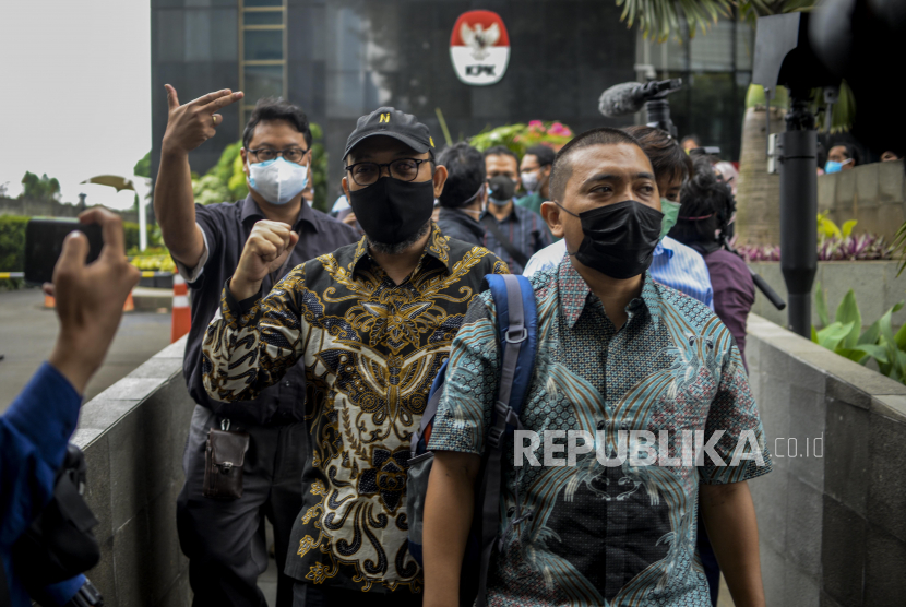 Mantan penyidik KPK Novel Baswedan berjalan keluar dari Gedung KPK, Jakarta, Kamis (30/9). Sebanyak 57 pegawai KPK yang tidak lolos TWK resmi diberhentikan kerja mulai Kamis (30/9). Republika/Putra M. Akbar