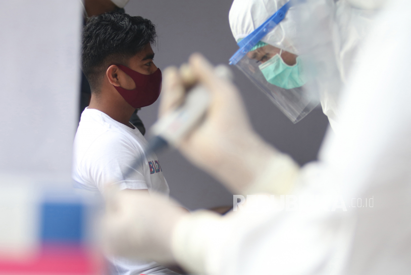 Petugas medis mengambil sampel darah saat tes cepat (rapid test) COVID-19 di Kota Kediri, Jawa Timur, Senin (10/8/2020).