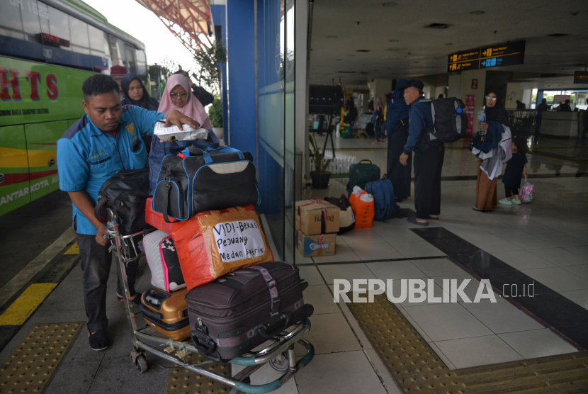 Sejumlah pemudik turun dari bus setibanya di Terminal Bus Terpadu Pulogebang, Jakarta. Pengamat minta Pemprov DKI informasikan minimnya peluang kerja untuk cegah pendatang.