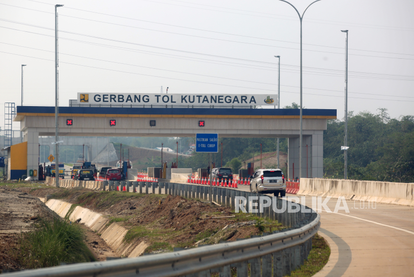 Sejumlah kendaraan melintas di gerbang tol Kutanegara, jalan tol Jakarta - Cikampek (Japek) II Selatan di Purwakarta, Jawa Barat, Senin (18/12/2023). 