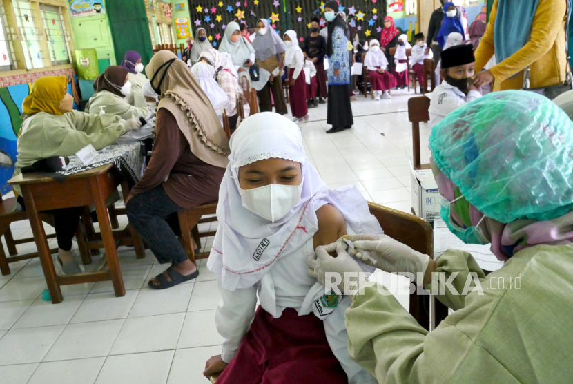 Siswa kelas 2 SD mengikuti vaksinasi Covid-19 untuk anak-anak. 