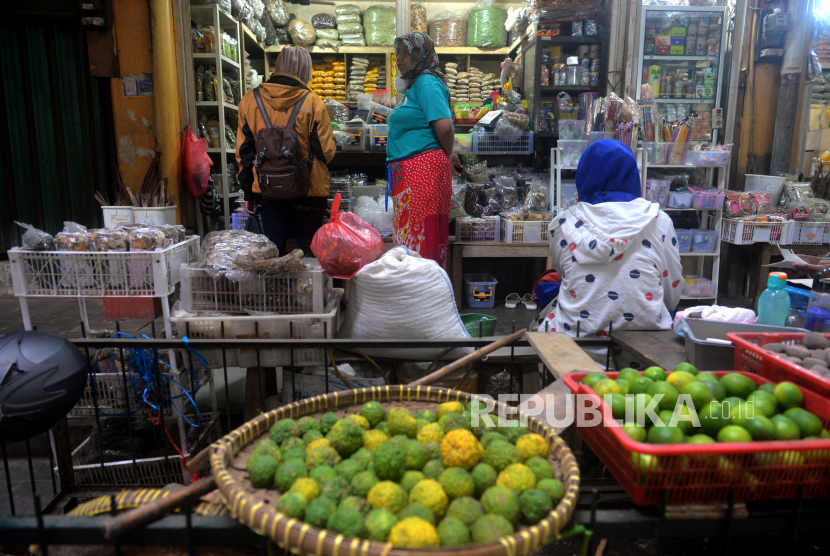 Pedagang melayani pembeli jamu tradisional di Pasar Beringharjo, Yogyakarta.