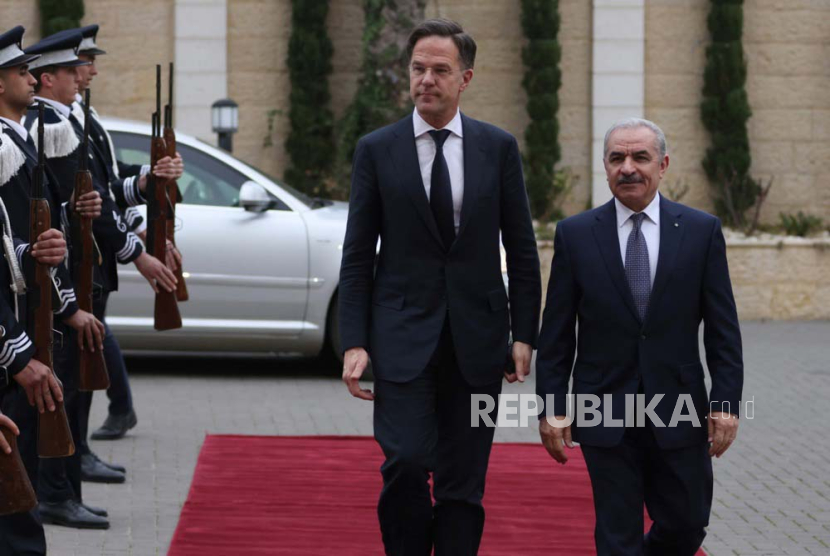 Perdana Menteri Belanda Mark Rutte (Kiri) disambut oleh Perdana Menteri Palestina Mohammad Shtayyeh (kanan) saat berkunjung ke kota Ramallah di Tepi Barat, (12/2/2024). 