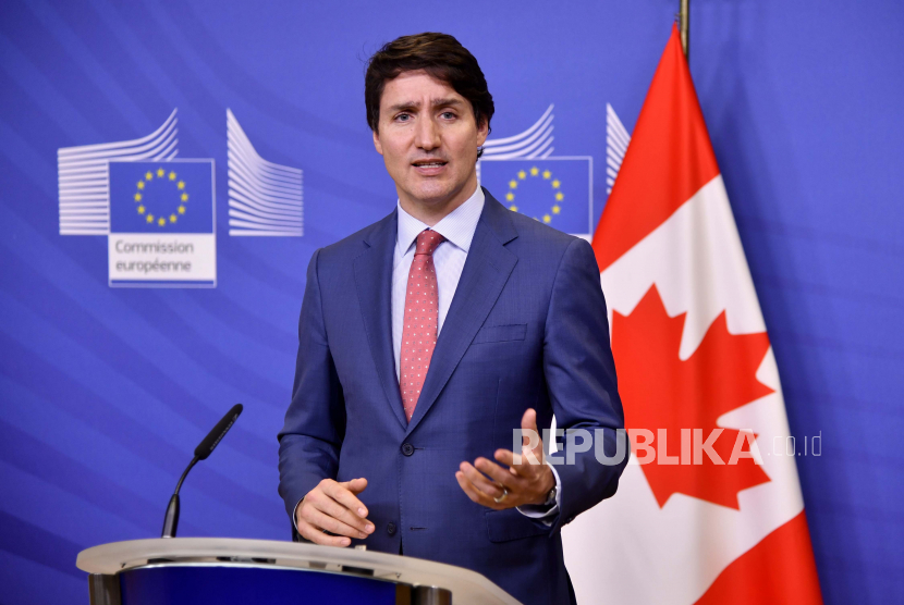 Perdana Menteri Kanada Justin Trudeau mengambil bagian dalam pernyataan bersama dengan Presiden Komisi Eropa Ursula von der Leyen di Markas Besar Uni Eropa di Brussels, Belgia, Rabu, 23 Maret 2022.
