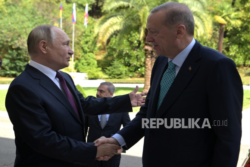 Presiden Rusia Vladimir Putin bertemu dengan Presiden Turki Recep Tayyip Erdogan. 