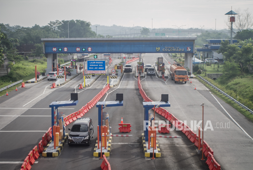 Kendaraan melintas di Pintu Tol Colomadu, Karanganyar, Jawa Tengah (ilustrasi). Tarif empat ruas tol di Trans Jawa mulai hari ini (19/8) naik.