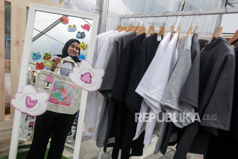 Peserta pameran menunjukan tas yang terbuat dari daur ulang limbah fesyen saat acara Langkah Membumi Festival (LMF) 2023 di SCBD Park, Jakarta Selatan, Sabtu (25/11/2023) (ilustrasi).