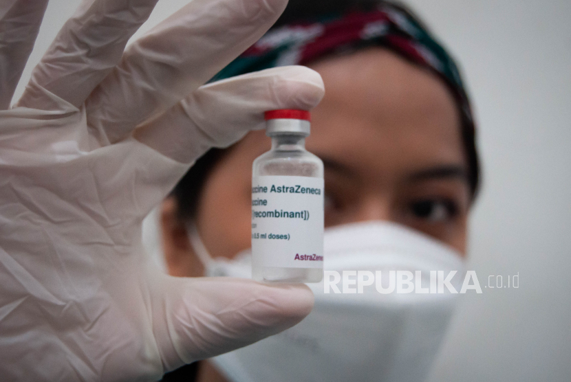 Petugas menunjukkan vaksin Covid-19 saat pelayanan vaksinasi dosis ketiga atau booster pertama di Pendopo Kabupaten Garut, Jawa Barat, Sabtu, (15/1/2022). 