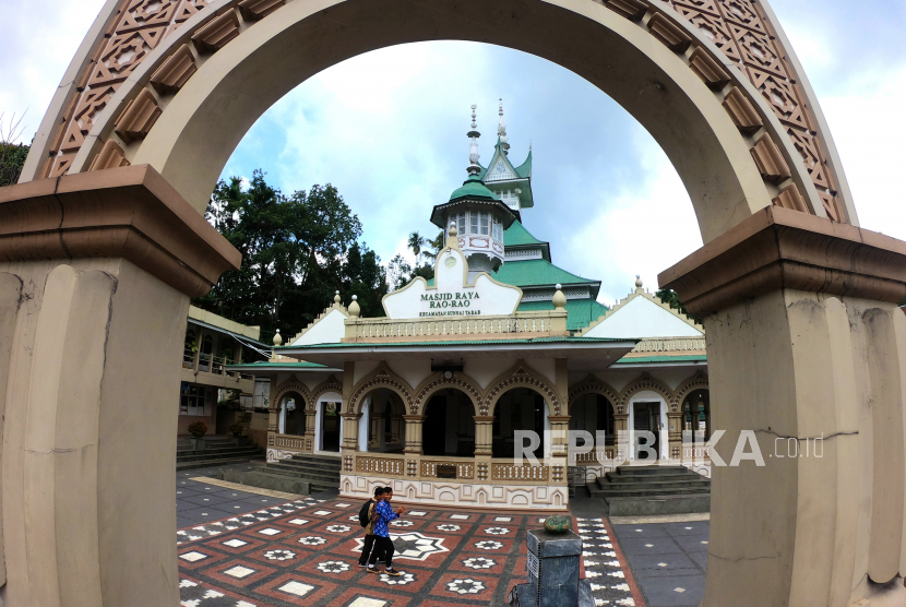 Pelajar berjalan di halaman depan Masjid Rao Rao, Sungai Tarab, Tanah Datar, Sumatera Barat, Jumat (12/3/2021). Masjid yang selesai dibangun pada 1916 tersebut merupakan bangunan cagar budaya dengan perpaduan arsitektur Melayu (Minangkabau), Eropa (Italia dan Belanda), dan Timur Tengah (Persia). 