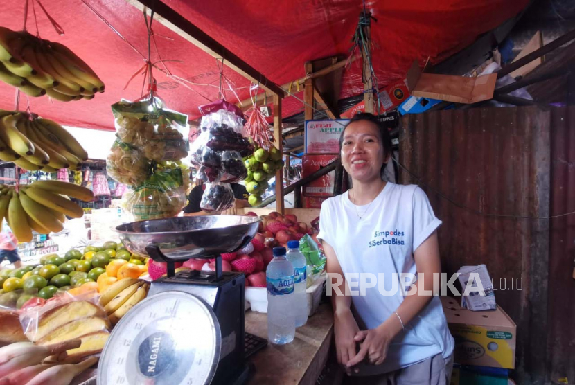 Nuryati selaku pemilik toko buah dan sayuran yang berada di Pasar Inpres Pasar Minggu, Jakarta Selatan, yang menjadi salah satu Agen BRILink. 