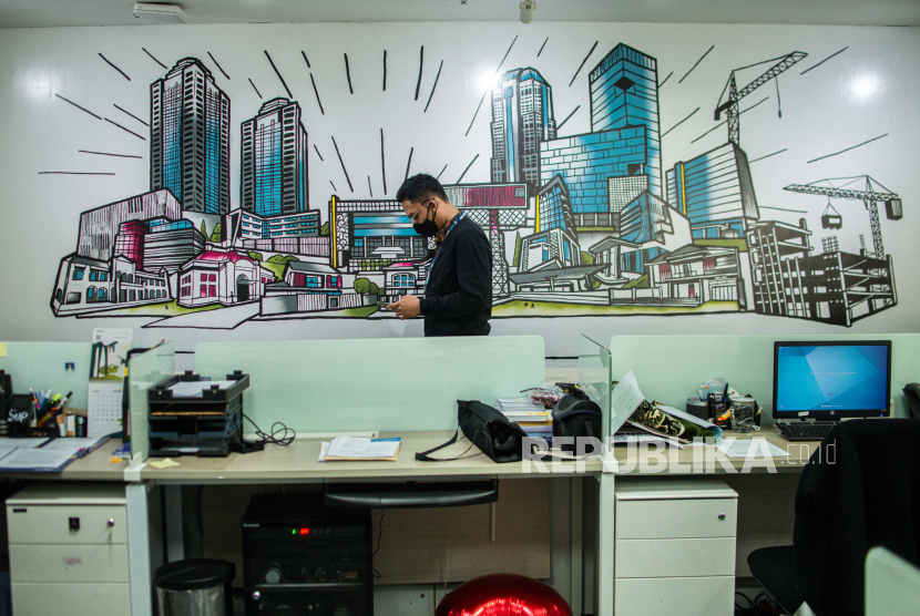 Aktivitas pekerja di gedung perkantoran perbankan pada masa penerapan PPKM Darurat menerapkan di Jakarta, Senin, (5/7). Salah satu aturan PPKM darurat yaitu semua sektor industri nonesensial diwajibkan  menerapkan bekerja dari rumah (WFH) dan sektor esensial diberlakukan 50 persen maksimum staf bekerja di kantor (WFO). (ilustrasi)
