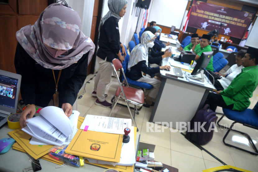 Petugas melakukan pemeriksaan berkas pendaftaran bakal calon legislatif Pemilu 2024 (ilustrasi)