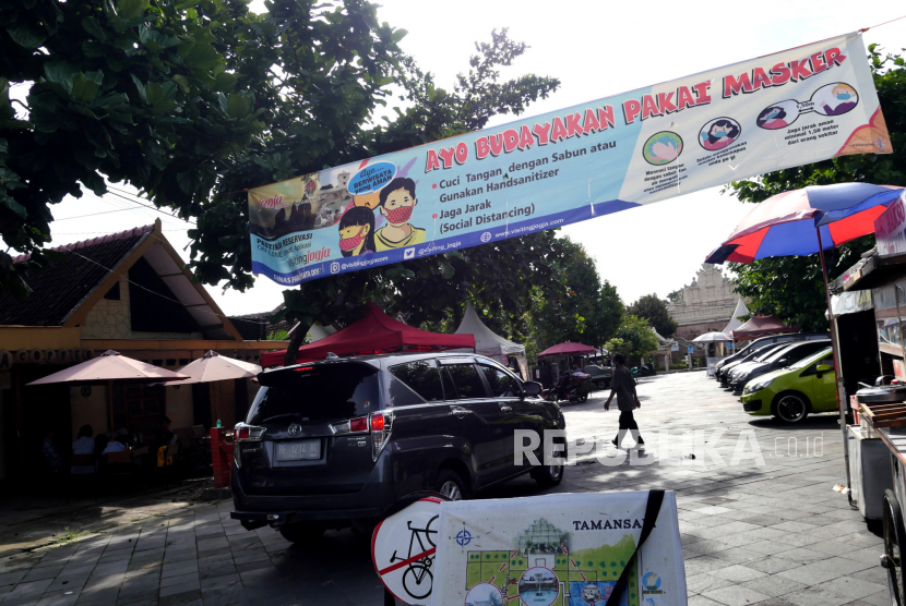 Spanduk himbauan aturan protokol kesehatan Covid-19 terpasang di lokasi wisata Tamansari, Yogyakarta, Ahad (21/2). Pemerintah Daerah Yogyakarta memperpanjang pemberlakuan pembatasan kegiatan masyarakat (PPKM) mikro hingga 8 Maret mendatang. Menurut Satgas Covid-19 Yogyakarta, sejak pemberlakuan PPKM mikro di Yogyakarta kasus Covid-19 turun signifikan.