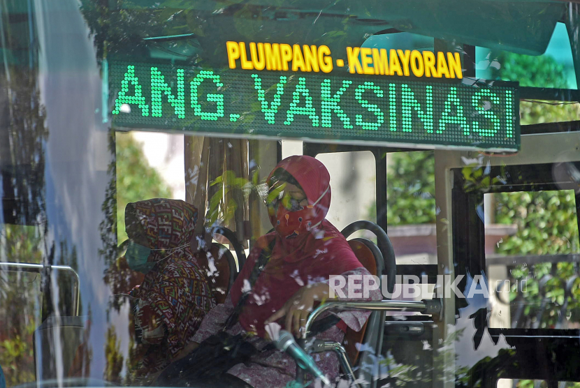 [Ilustrasi] Sejumlah lansia menunggu keberangkatan bus sekolah menuju lokasi vaksinasi.