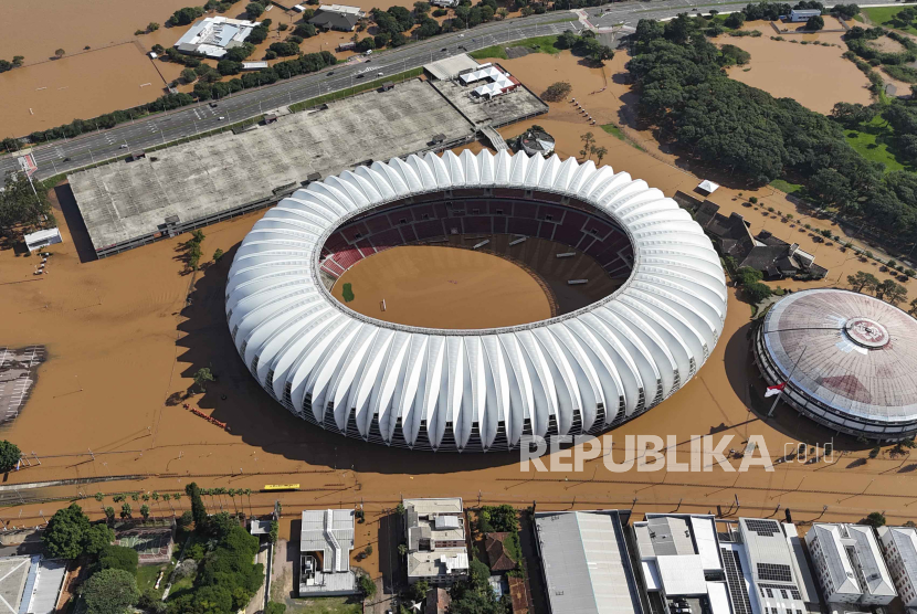 Stadion Beira Rio dan sekitarnya terendam banjir usai hujan lebat di Porto Alegre, negara bagian Rio Grande do Sul, Brasil, Selasa, 7 Mei 2024.