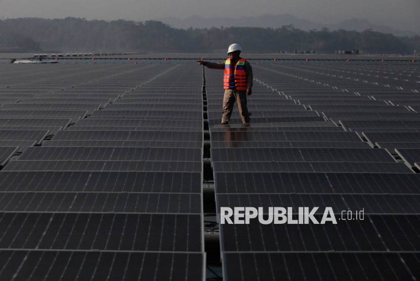 Teknisi memeriksa solar panel pada proyek PLTS Terapung di Waduk Cirata, Kabupaten Purwakarta, Jawa Barat, Selasa (26/9/2023).