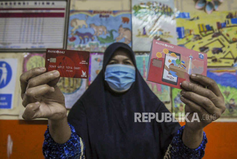 Warga menunjukan buku tabungan dan kartu debit usai mengambil Bantuan Sosial Tunai (BST) (ilustrasi). Sekitar 37 ribu KPM di Kota Bogor, Jawa Barat mulai menerima BST dari Kementerian Sosial bulan ini.