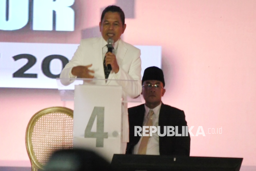 Paslon nomor urut 4 Dedi Mulyadi-Erwan Setiawan tampil saat Debat Publik Calon Gubernur dan Wakil Gubernur Jabar 2024 di Graha Sanusi Unpad, Kota Bandung, Senin (11/11/2024) malam. Pada debat publik ini, empat pasang calon gubernur dan calon wakil gubernur menyampaikan visi, misi dan program unggulan, serta menjawab sejumlah pertanyaan tentang berbagai hal.