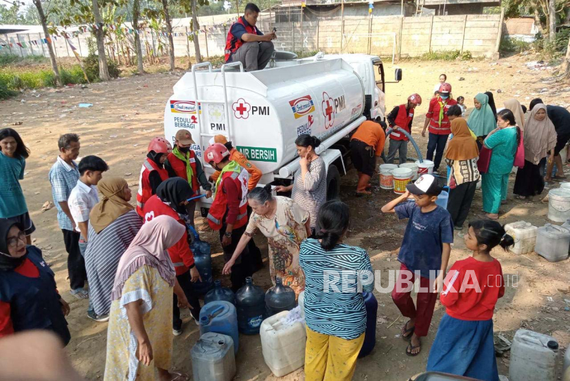 Warga Kota Sukabumi, Jawa Barat yang terdampak kekeringan mengantri untuk mendapatkan pasokan air bersih. Sebuah pondok pesantren di Tasikmalaya selatan, Jabar mulai kesulitan air bersih.