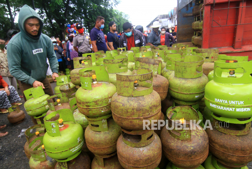 Seorang pekerja menyusun tabung gas elpiji 3 kilogram (ilustrasi). Pertamina melalui Marketing Operation Region (MOR) V Jatimbalinus memastikan distribusi dan stok LPG di wilayah Provinsi Jawa Timur, aman.
