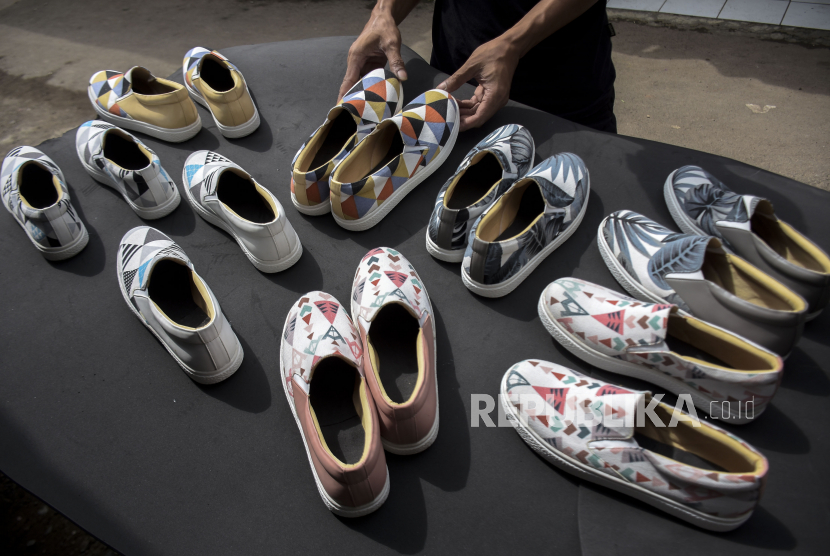 Perajin menjemur sepatu di salah satu industri sepatu rumahan di Cibaduyut, Bojongloa Kidul, Kota Bandung, Jumat (27/1/2023). Presiden Joko Widodo (Jokowi) meminta perbankan untuk lebih memberikan dukungan terhadap sektor UMKM.