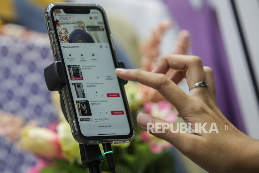 Pedagang berjualan melalui siaran langsung TikTok Shop di Pasar Tanah Abang, Jakarta, Selasa (12/12/2023). 