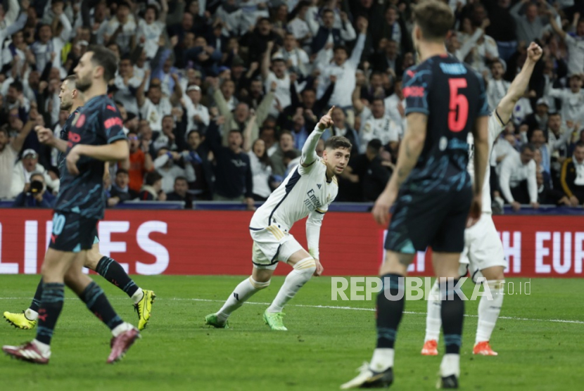 Fede Valverde (tengah) dari Real Madrid merayakan setelah mencetak gol 3-3 pada pertandingan sepak bola leg pertama perempat final Liga Champions UEFA antara Real Madrid dan Manchester City, di Madrid, Spanyol, Rabu (10/4/2024). Dini hari WIB.