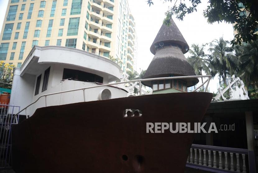 Masjid Agung Almunada Darussalam atau Masjid Perahu  berada di kawasan tebet, Jakarta Selatan, Ahad (24/6).