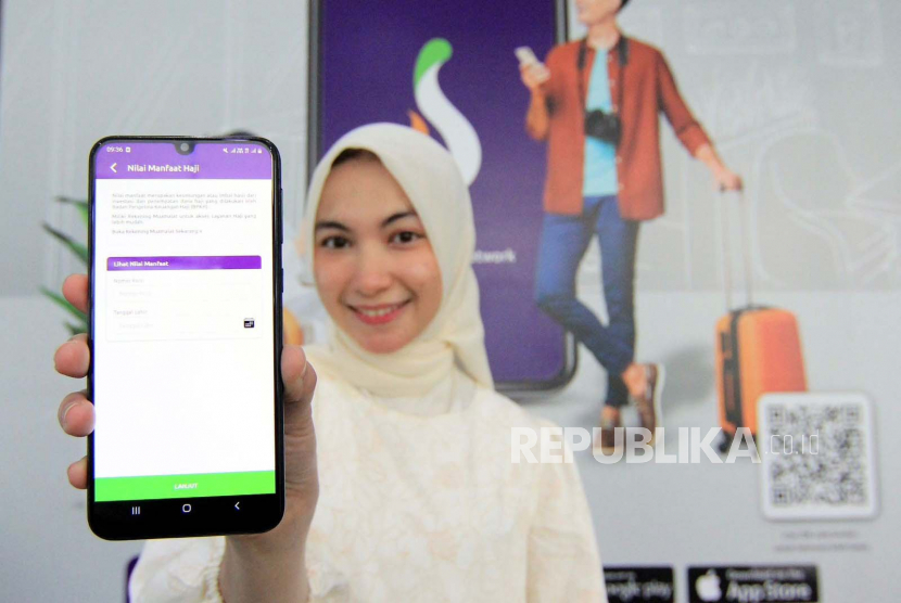 Karyawan PT Bank Muamalat Indonesia Tbk menunjukkan menu baru bernama Bank Haji di aplikasi Muamalat DIN. Inovasi ini merupakan kerja sama layanan digital antara Badan Pengelola Keuangan Haji (BPKH) dan Bank Muamalat. 