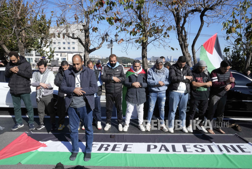 Pendukung rakyat Palestina berdoa sebelum menghadiri unjuk rasa mendesak Israel menghentikan serangan di Jalur Gaza, di Seoul, Korea Selatan, Jumat, 10 November 2023.