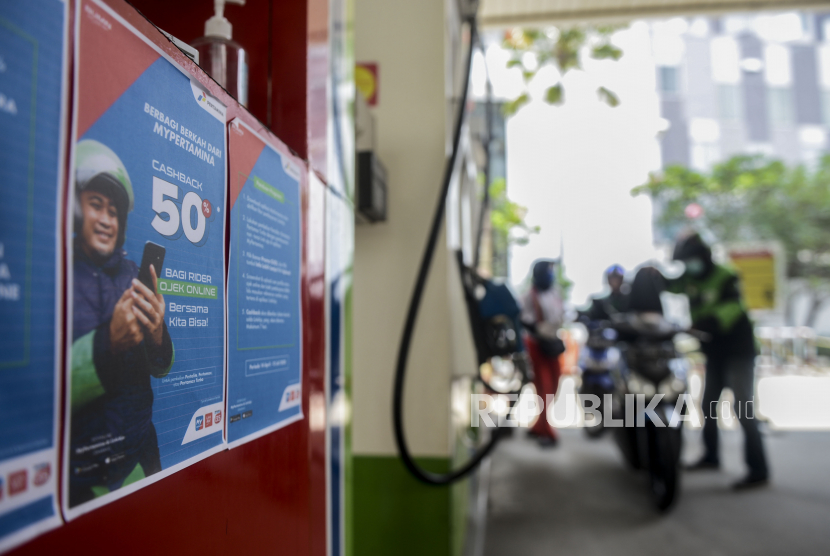 Pengemudi ojek online mengisi bahan bakar di SPBU Cikini, Jakarta Pusat, Selasa (14/4). PT