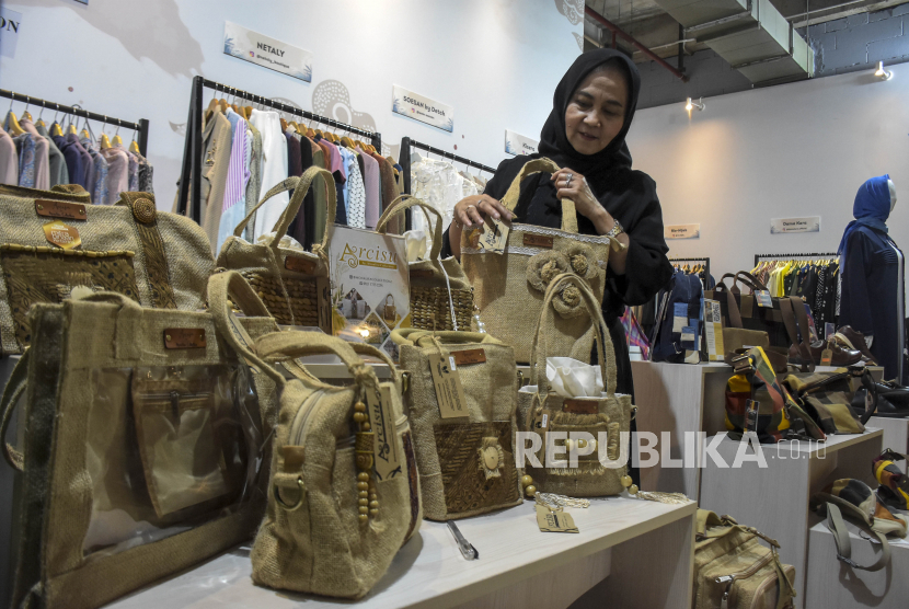 Pengunjung melihat sejumlah produk UMKM yang dijual di Pasar Kreatif Bandung di Pullman Bandung Grand Central, Jalan Diponegoro, Kota Bandung, Jumat (17/3/2023). Perusahaan startup agregator Tjufoo akan berinvestasi hingga Rp 1,8 triliun guna pengembangan Usaha Mikro, Kecil, dan Menengah (UMKM). 