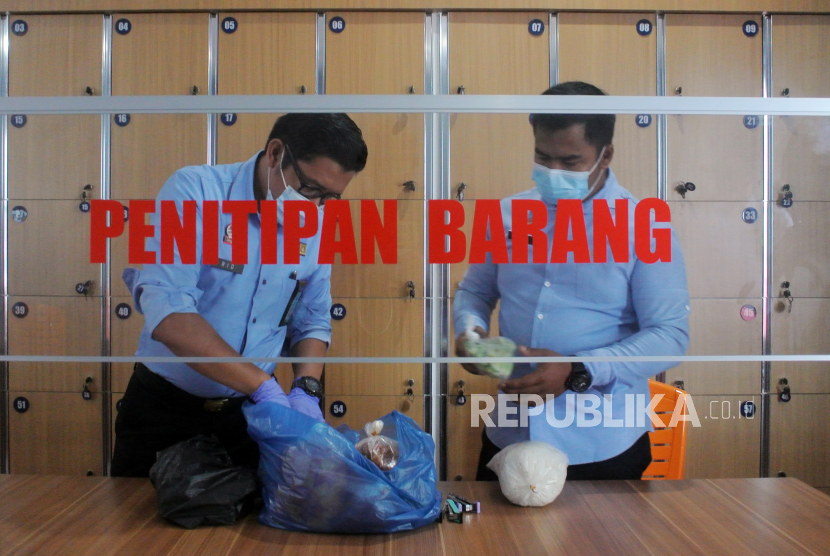 Petugas memeriksa barang titipan pengunjung di Lembaga Pemasyarakatan (Lapas) Kelas II A Muaro Padang, Sumatera Barat