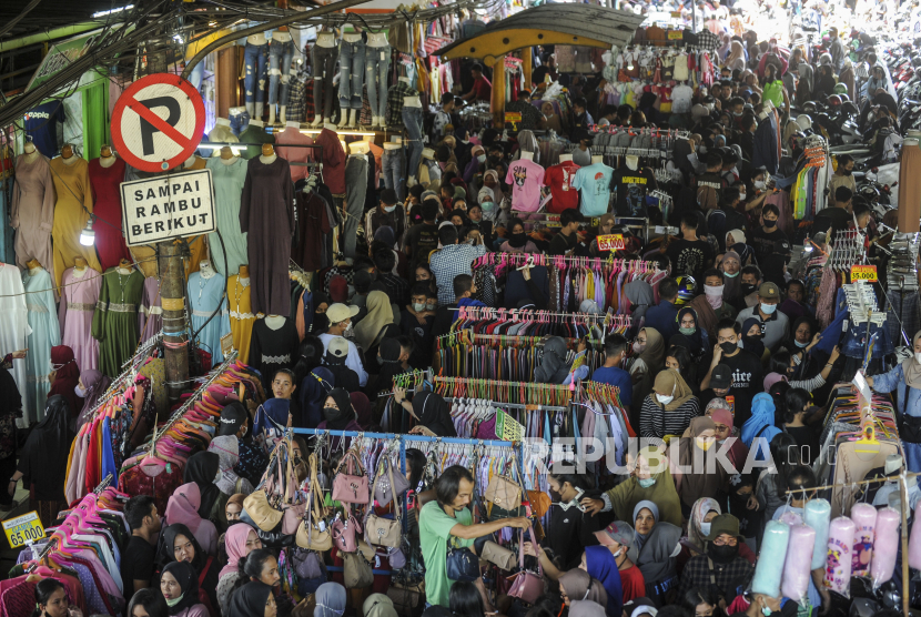 Sejumlah warga berbelanja di Pasar Tanah Abang, Jakarta.