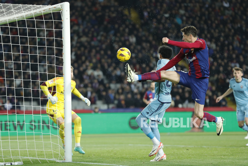 Robert Lewandowski dari Barcelona mencoba mencetak gol dalam pertandingan sepak bola La Liga Spanyol antara Barcelona dan Osasuna di stadion Olimpic Lluis Companys di Barcelona, Spanyol, Kamis (1/2/2024) dini hari WIB