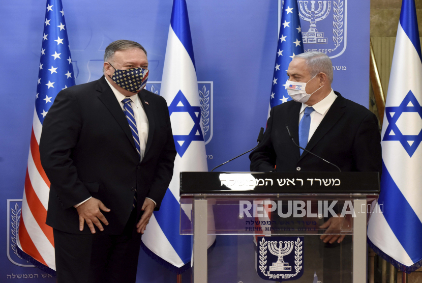 Menteri Luar Negeri AS Mike Pompeo (kiri) dan Perdana Menteri Israel Benjamin Netanyahu (kanan). Netanyahu, MBS, dan Mike Pompeo dilaporkan bertemu diam-diam di Neom, Arab Saudi. Ilustrasi. 