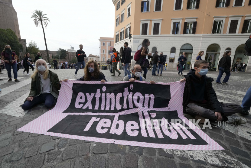 Aktivis dari Extinction Rebellion, ilustrasi. Para aktivis perubahan iklim memaksakan penutupan lapangan utama di pusat kota Paris pada Sabtu (16/4/2022) untuk memprotes program lingkungan yang diajukan oleh calon-calon presiden Prancis.