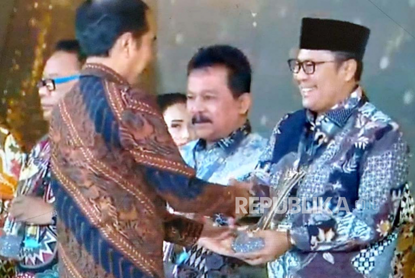 Wali Kota Sukabumi Achmad Fahmi, menerima secara langsung penghargaan PPKM Award 2023 yang diserahkan langsung oleh Presiden Joko Widodo (Jokowi) di Gedung Dhanapala, Kementerian Keuangan, Jakarta Pusat, Senin (20/3/2023).