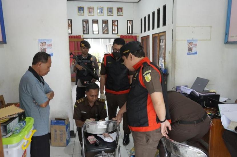 Kejari Flotim sita 1.297 barang bukti saat geledah kantor BKPSDMD.