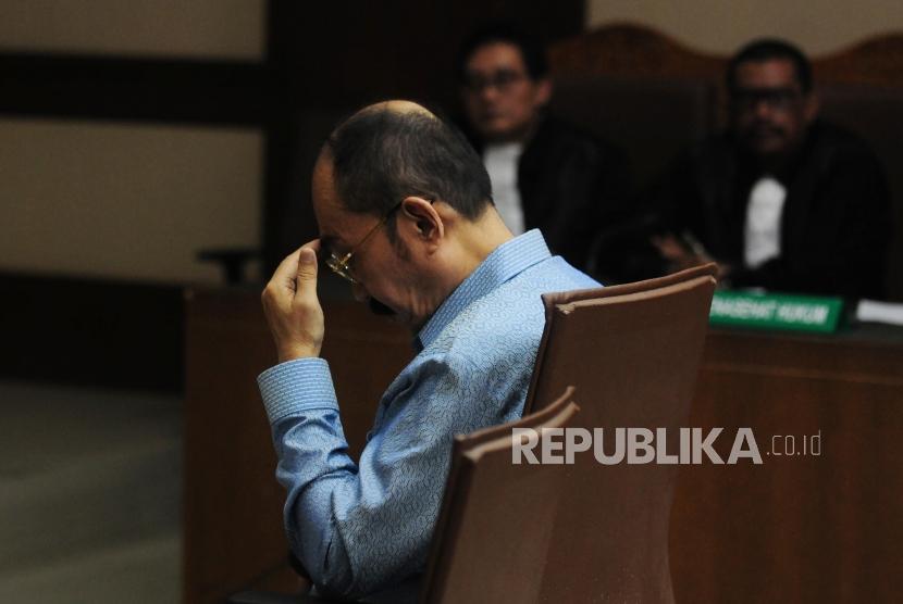 Terdakwa kasus perintangan penyidikan kasus korupsi KTP elektronik Fredrich Yunadi menjalani sidang pembacaan putusan di Pengadilan Tipikor, Jakarta, Kamis (28/6).