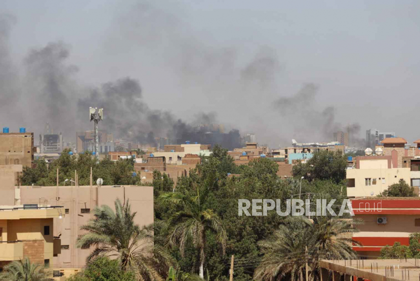 Asap mengepul di atas kota selama pertempuran yang berlangsung antara tentara Sudan dan paramiliter Pasukan Dukungan Cepat (RSF) di Khartoum, Sudan, 19 April 2023. 