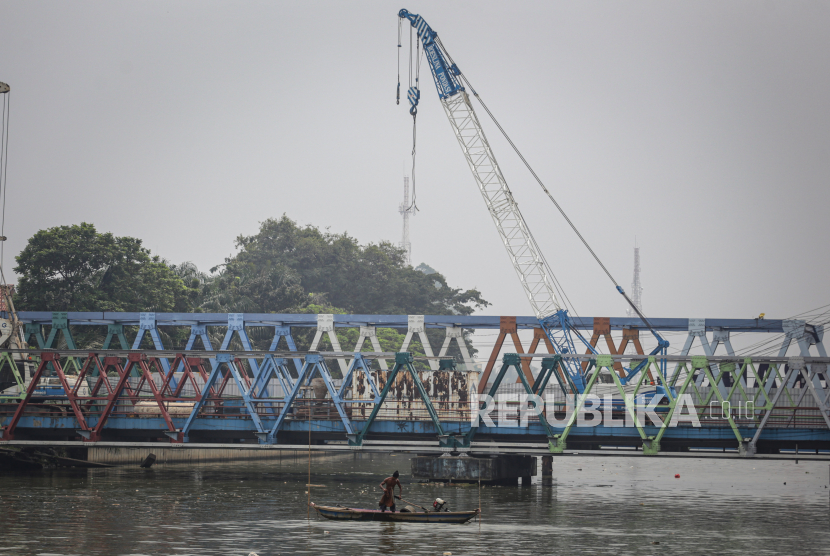 Warga mencari cacing di dekat Jembatan Cisadane yang masih dalam proses perbaikan di Kota Tangerang, Banten, Rabu (3/8/2022). Pemkot Tangerang melakukan renovasi Jembatan Cisadane diperkirakan selama 1,5 tahun.