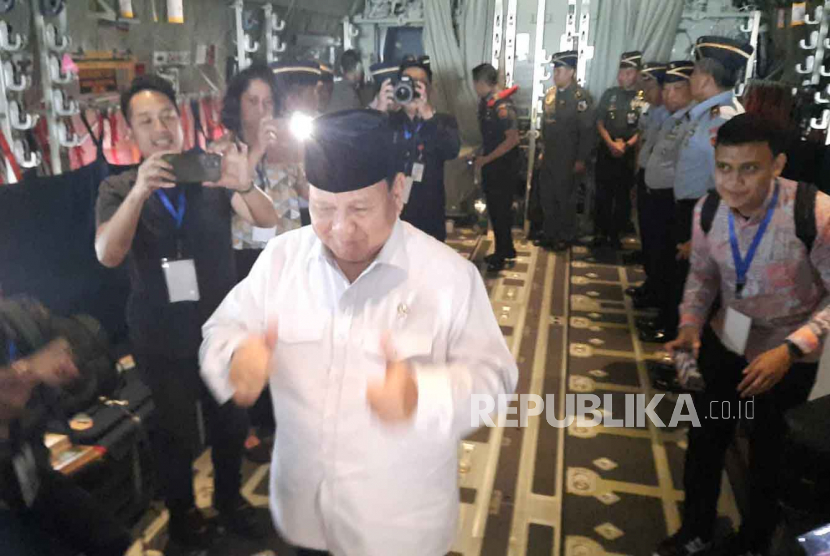 Menteri Pertahanan Prabowo Subianto saat hendak turun dari Pesawat Super Hercules C-130J TNI AU di Lanud Halim Perdanakusuma, Jakarta, Kamis (6/7/2023). Prabowo menjajal pesawat yang baru dibeli pemerintah itu selama 20 menit.