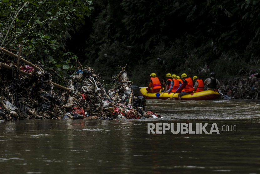 Sampah yang tersangkut pada bantaran Sungai Ciliwung di Depok, Jawa Barat. Warga Depok diminta waspada banjir kiriman dari Bogor.
