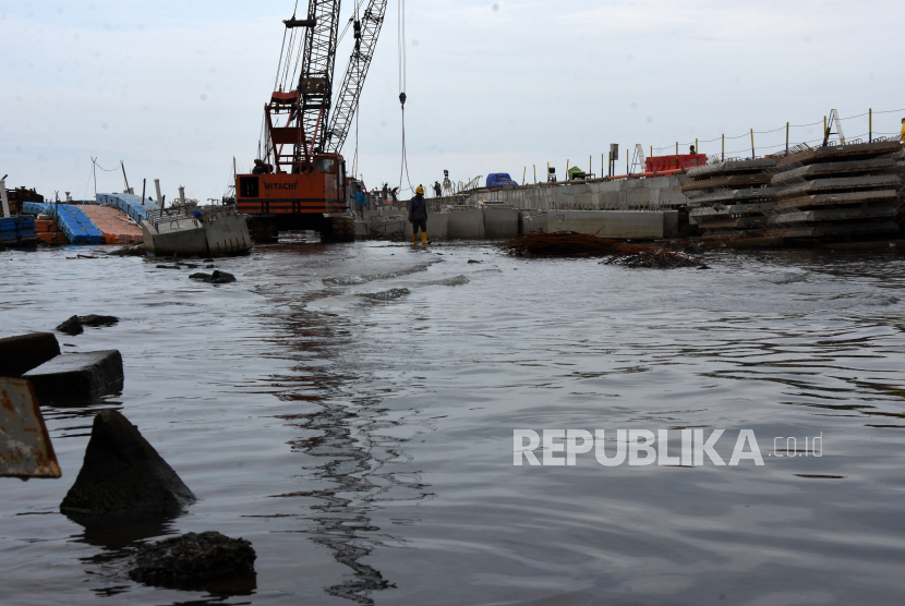 Pekerja menyelesaikan pembangunan dermaga Pelabuhan Kali Adem, Penjaringan, Jakarta Utara, Jumat (25/11/2022). Pembangunan dermaga tersebut untuk mengantisipasi dampak banjir rob yang kerap merendam kawasan tersebut serta meningkatkan pelayanan pelabuhan. 