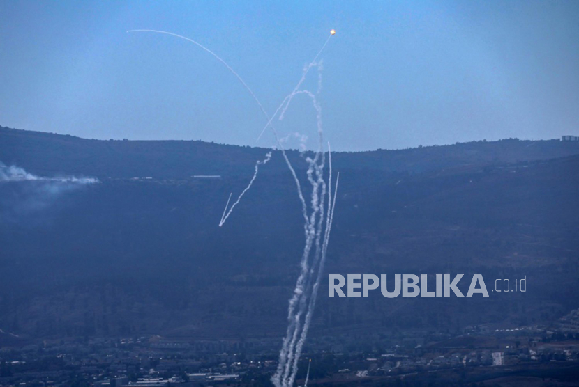  Sistem pertahanan udara Iron Dome Israel mencegat proyektil yang ditembakkan dari Lebanon selatan di atas Kiryat Shmona, Israel utara, Sabtu (13/7/2024). Militer Israel menyatakan bahwa pada 13 Juli telah mengidentifikasi ada sekitar 15 peluncuran rudal yang melintasi dari Lebanon ke Israel utara. Akibat jatuhnya pecahan peluru dari pencegat rudal, empat tentara Israel terluka - satu luka parah, satu luka sedang, dan dua lainnya luka ringan.  